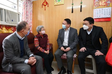 政務司司長陳國基和政務司副司長卓永興今日(一月二十一日)聯同多位局長到訪東區,探訪東區基層家庭,向他們送上賀年福袋,共慶新春。圖示陳國基(右二)、政制及內地事務局局長曾國衞(左一)及勞工及褔利局局長孫玉菡(右一)探訪一名獨居長者,了解其日常生活和需要。