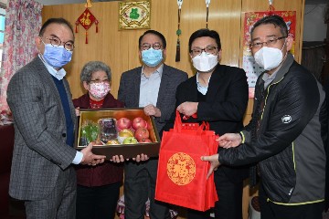 政務司司長陳國基和政務司副司長卓永興今日(一月二十一日)聯同多位局長到訪東區,探訪東區基層家庭,向他們送上賀年福袋,共慶新春。圖示陳國基(中)、政制及內地事務局局長曾國衞(左一)、勞工及褔利局局長孫玉菡(右二)及東區民政事務專員陳尚文(右一)向一名獨居長者送上福袋。