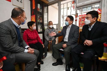 政務司司長陳國基和政務司副司長卓永興今日(一月二十一日)聯同多位局長到訪東區,探訪東區基層家庭,向他們送上賀年福袋,共慶新春。圖示陳國基(右二)、政制及內地事務局局長曾國衞(左一)及勞工及褔利局局長孫玉菡(右一)探訪一個雙老家庭,了解其日常生活和需要。