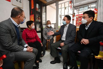 The Chief Secretary for Administration, Mr Chan Kwok-ki, and the Deputy Chief Secretary for Administration, Mr Cheuk Wing-hing, together with a number of Principal Officials, visited grass-roots families in the Eastern District to distribute Chinese New Year blessing bags and celebrate Chinese New Year with them today (January 21). Photo shows Mr Chan (second right); the Secretary for Constitutional and Mainland Affairs, Mr Erick Tsang Kwok-wai (first left); and the Secretary for Labour and Welfare, Mr Chris Sun (first right), visiting elderly doubletons to learn more about their daily life and needs.