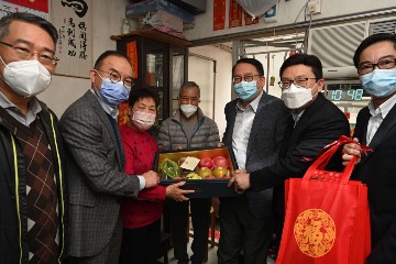 政務司司長陳國基和政務司副司長卓永興今日（一月二十一日）聯同多位局長到訪東區，探訪東區基層家庭，向他們送上賀年福袋，共慶新春。圖示陳國基（右三）、政制及內地事務局局長曾國衞（左二）、勞工及褔利局局長孫玉菡（右二）、東區民政事務專員陳尚文（左一）及北角東分區委員會委員鄭志成（右一）向一個雙老家庭送上福袋。