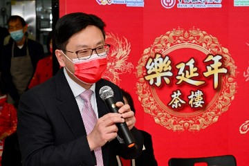 The Secretary for Labour and Welfare, Mr Chris Sun, officiated at the launch ceremony of setting up a “mobile Chinese restaurant“ in residential care homes for the elderly (RCHEs) this afternoon (January 27), a major item of the Great Fun Ageing - Elderly and Carer Support Services project funded by the Partnership Fund for the Disadvantaged of the Social Welfare Department. The “mobile Chinese restaurant“ enables elderly persons with swallowing difficulties in RCHEs to enjoy soft meals simulating the forms of dim sum. The Permanent Secretary for Labour and Welfare, Ms Alice Lau, also officiated at the ceremony. Photo shows Mr Sun speaking at the ceremony.