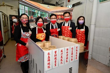 The Secretary for Labour and Welfare, Mr Chris Sun, officiated at the launch ceremony of setting up a “mobile Chinese restaurant“ in residential care homes for the elderly (RCHEs) this afternoon (January 27), a major item of the Great Fun Ageing - Elderly and Carer Support Services project funded by the Partnership Fund for the Disadvantaged of the Social Welfare Department. The “mobile Chinese restaurant“ enables elderly persons with swallowing difficulties in RCHEs to enjoy soft meals simulating the forms of dim sum. The Permanent Secretary for Labour and Welfare, Ms Alice Lau, also officiated at the ceremony. Photo shows (from left) Ms Lau; the Chairperson of Hong Kong Women Development Association, Ms Ip Shun-hing; Mr Sun; the Deputy Chief Executive of Bank of China (Hong Kong), Mr Chan Man; and the District Social Welfare Officer (Central Western/Southern/Islands), Ms Jenny Yan, at the opening of the “mobile Chinese restaurant“.