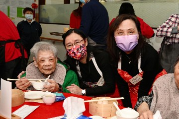勞工及福利局局長孫玉菡今日(一月二十七日)下午主持「樂延年」茶樓──院舍到戶服務起動儀式。該服務是由社會福利署攜手扶弱基金資助的樂延年──安老照顧支援服務計劃的主要活動,透過「流動茶樓」讓居於安老院吞嚥能力較弱的長者享用仿點心造型的軟餐。勞工及福利局常任秘書長劉焱亦一同主禮。圖示劉焱(中)與長者合照。