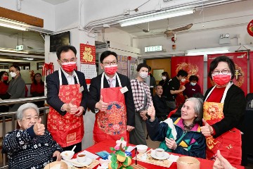 The Secretary for Labour and Welfare, Mr Chris Sun, officiated at the launch ceremony of setting up a “mobile Chinese restaurant“ in residential care homes for the elderly (RCHEs) this afternoon (January 27), a major item of the Great Fun Ageing - Elderly and Carer Support Services project funded by the Partnership Fund for the Disadvantaged of the Social Welfare Department. The “mobile Chinese restaurant“ enables elderly persons with swallowing difficulties in RCHEs to enjoy soft meals simulating the forms of dim sum. The Permanent Secretary for Labour and Welfare, Ms Alice Lau, also officiated at the ceremony. Photo shows Mr Sun (centre) and elderly persons.