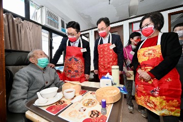 The Secretary for Labour and Welfare, Mr Chris Sun, officiated at the launch ceremony of setting up a “mobile Chinese restaurant“ in residential care homes for the elderly (RCHEs) this afternoon (January 27), a major item of the Great Fun Ageing - Elderly and Carer Support Services project funded by the Partnership Fund for the Disadvantaged of the Social Welfare Department. The “mobile Chinese restaurant“ enables elderly persons with swallowing difficulties in RCHEs to enjoy soft meals simulating the forms of dim sum. The Permanent Secretary for Labour and Welfare, Ms Alice Lau, also officiated at the ceremony. Photo shows Mr Sun (second left) visiting an elderly person, extending his Lunar New Year greetings and wishing him good health and happiness.
