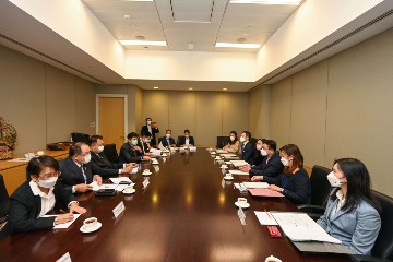 The Secretary for Labour and Welfare, Mr Chris Sun (third right), today (February 2) met with the delegation led by the Minister of Labour of Thailand, Mr Suchart Chomklin (third left), to exchange views on labour issues of mutual concern. The Permanent Secretary for Labour and Welfare, Ms Alice Lau (fourth right), and the Commissioner for Labour, Ms May Chan (second right), were also present.