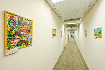 勞工及福利局局長孫玉菡今日(二月十日)下午與展能藝術家,以及受社會福利署「殘疾人士藝術發展基金」資助的非政府機構代表會面,一同欣賞借出在添馬政府總部勞工及福利局辦公室展出的藝術作品。勞工及福利局常任秘書長劉焱及康復專員王秀慧亦有出席。圖示辦公室走廊展出的藝術作品。