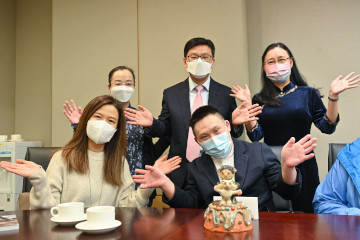 勞工及福利局局長孫玉菡今日(二月十日)下午與展能藝術家,以及受社會福利署「殘疾人士藝術發展基金」資助的非政府機構代表會面,一同欣賞借出在添馬政府總部勞工及福利局辦公室展出的藝術作品。勞工及福利局常任秘書長劉焱及康復專員王秀慧亦有出席。