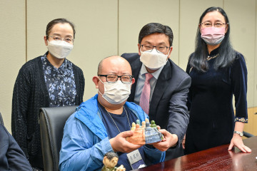 勞工及福利局局長孫玉菡今日(二月十日)下午與展能藝術家,以及受社會福利署「殘疾人士藝術發展基金」資助的非政府機構代表會面,一同欣賞借出在添馬政府總部勞工及福利局辦公室展出的藝術作品。勞工及福利局常任秘書長劉焱及康復專員王秀慧亦有出席。