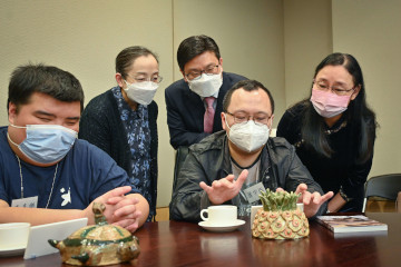 The Secretary for Labour and Welfare, Mr Chris Sun, met with artists with disabilities and representatives of non-governmental organisations (NGOs) funded by the Arts Development Fund for Persons with Disabilities of the Social Welfare Department this afternoon (February 10). They appreciated the artworks lent to and displayed in the Labour and Welfare Bureau office in the Central Government Offices, Tamar. The Permanent Secretary for Labour and Welfare, Ms Alice Lau, and the Commissioner for Rehabilitation, Miss Vega Wong, also attended.