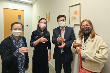 The Secretary for Labour and Welfare, Mr Chris Sun, met with artists with disabilities and representatives of non-governmental organisations (NGOs) funded by the Arts Development Fund for Persons with Disabilities of the Social Welfare Department this afternoon (February 10). They appreciated the artworks lent to and displayed in the Labour and Welfare Bureau office in the Central Government Offices, Tamar. The Permanent Secretary for Labour and Welfare, Ms Alice Lau, and the Commissioner for Rehabilitation, Miss Vega Wong, also attended.