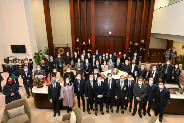 The Deputy Secretary for Justice, Mr Cheung Kwok-kwan, attended the Ante Chamber exchange session at the Legislative Council (LegCo) today (February 15). Photo shows Mr Cheung (first row, fifth left); the President of the LegCo, Mr Andrew Leung (first row, sixth left); the Secretary for Constitutional and Mainland Affairs, Mr Erick Tsang Kwok-wai (first row, fifth right); the Secretary for Financial Services and the Treasury, Mr Christopher Hui (first row, fourth left); the Secretary for Commerce and Economic Development, Mr Algernon Yau (first row, third right); the Secretary for Labour and Welfare, Mr Chris Sun (first row, first right), with LegCo Members before the meeting.
