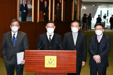律政司副司長張國鈞(左二)今日(二月十五日)與財經事務及庫務局局長許正宇(右二)、商務及經濟發展局局長丘應樺(左一)和勞工及福利局局長孫玉菡(右一)在出席立法會舉行的前廳交流會後會見傳媒。