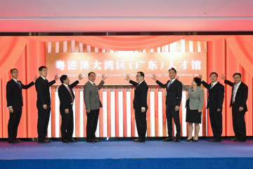 The Chief Secretary for Administration, Mr Chan Kwok-ki, and the Secretary for Labour and Welfare, Mr Chris Sun, attended the first Guangdong-Hong Kong-Macao Greater Bay Area High-quality Development Conference of Talent Service in Guangzhou today (February 20). Photo shows Mr Chan (fourth left); Vice-Governor of Guangdong Province Mr Wang Xi (fifth left); the Director of the Education and Youth Development Bureau of the Government of the Macao Special Administrative Region, Mr Kong Chi Meng (sixth left); Mr Sun (first right) and other guests officiating at the plaque unveiling ceremony.