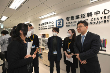 The Secretary for Labour and Welfare, Mr Chris Sun, today (March 1) visited the Recruitment Centre for the Catering Industry and the Recruitment Centre for the Retail Industry at the Treasury Building in Cheung Sha Wan to take a closer look at the enhanced employment services of the Labour Department upon resumption of economic activities following the lifting of all mandatory mask-wearing requirements in Hong Kong. The Commissioner for Labour, Ms May Chan, also joined the visit. Photo shows Mr Sun (first right) being briefed on the recently enhanced services of the two recruitment centres.