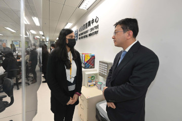 The Secretary for Labour and Welfare, Mr Chris Sun, today (March 1) visited the Recruitment Centre for the Catering Industry and the Recruitment Centre for the Retail Industry at the Treasury Building in Cheung Sha Wan to take a closer look at the enhanced employment services of the Labour Department (LD) upon resumption of economic activities following the lifting of all mandatory mask-wearing requirements in Hong Kong. The Commissioner for Labour, Ms May Chan, also joined the visit. Photo shows Mr Sun (right) being briefed on the daily work of an ethnic minority colleague. The 2022 Policy Address set out to employ more ethnic minorities for appointments as Employment Assistants and General Assistants in the LD to enhance their employment opportunities starting from the first half of 2023.