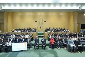 勞工及福利局今日(三月六日)上午與香港人力資源管理學會在添馬政府總部合辦「優化輸入人才安排講座」,向人力資源主管、招聘機構及僱主講解各項優化安排的詳情,以善用各計劃招攬人才。圖示勞工及福利局局長孫玉菡(第二排右七)及香港人力資源管理學會會長孔于人(第二排右八)與出席者合照。