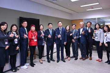 勞工及福利局今日(三月六日)上午與香港人力資源管理學會在添馬政府總部合辦「優化輸入人才安排講座」,向人力資源主管、招聘機構及僱主講解各項優化安排的詳情,以善用各計劃招攬人才。圖示勞工及福利局局長孫玉菡(左六)及香港人力資源管理學會會長孔于人(左七)與學會理事會成員合照。