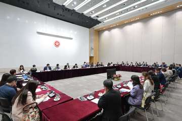 政务司司长陈国基今日（三月六日）主持第五届扶贫委员会第一次会议。