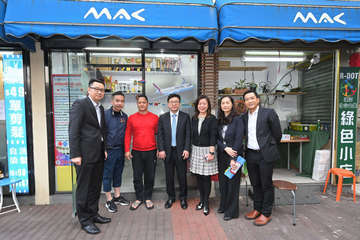 The Secretary for Labour and Welfare, Mr Chris Sun, visited the Yau Tsim Mong Multicultural Activity Centre of the New Home Association in Jordan yesterday afternoon (March 6) to take a closer look at its service of the Racial Diversity Employment Programme commissioned by the Labour Department. The Commissioner for Labour, Ms May Chan, also joined the visit. Photo shows Mr Sun (centre); Ms Chan (third right); and the Executive Director of the New Home Association, Mr Wong Chung (first left), outside the shop in the centre employing ethnic minorities.