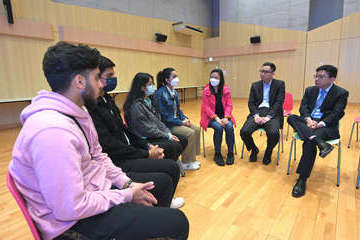 The Secretary for Labour and Welfare, Mr Chris Sun, visited the Yau Tsim Mong Multicultural Activity Centre of the New Home Association in Jordan yesterday afternoon (March 6) to take a closer look at its service of the Racial Diversity Employment Programme commissioned by the Labour Department. The Commissioner for Labour, Ms May Chan, also joined the visit. Photo shows Mr Sun (first right) listening to ethnic minority participants of the Programme on their job searching experience and its one-stop employment support in a case-management approach.