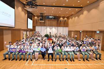 政務司司長陳國基今日（三月十一日）出席香港童軍總會舉辦的「童薈司長 共創明Teen」活動，了解學員及童軍友師就「共創明『Teen』計劃」推展至今的得着。勞工及福利局常任秘書長劉焱亦有出席。圖示陳國基（前排左七）及劉焱（前排左六）與計劃的童軍友師及學員合照。