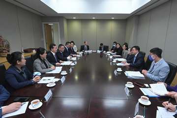 The Secretary for Labour and Welfare, Mr Chris Sun, today (March 16) met with the Vice Mayor of Shenzhen Municipal People's Government, Mr Chen Qing, and officials in his delegation. They exchanged views on deepening co-operation between Hong Kong and Shenzhen on social welfare, including issues on the young and the old. The Under Secretary for Labour and Welfare, Mr Ho Kai-ming, also attended.
