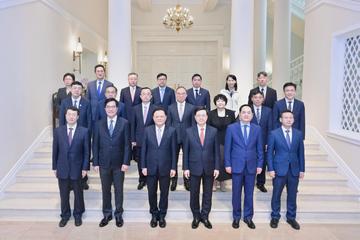 行政長官李家超今日(三月二十一日)中午在禮賓府宴請來港出席粵港合作聯席會議第二十三次會議的廣東省代表團。圖示李家超(第一排右三)、廣東省省長王偉中(第一排左三)、國務院港澳事務辦公室副主任楊萬明(第一排右二)、財政司副司長黃偉綸(第一排左二)、政制及內地事務局局長曾國衞(第二排中)、財經事務及庫務局局長許正宇(第二排左二)、運輸及物流局局長林世雄(第二排右二)、創新科技及工業局局長孫東教授(第二排右一)、勞工及福利局局長孫玉菡(第三排左四)和其他特區政府代表和廣東省代表團成員合照。