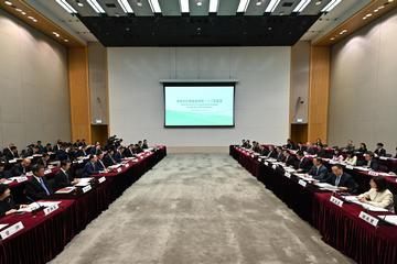 行政長官李家超今日(三月二十一日)率領香港特區政府代表團在政府總部出席粵港合作聯席會議第二十三次會議。圖示李家超(右五)與廣東省省長王偉中(左五)共同主持會議,政務司司長陳國基(右六)及兩地官員亦有出席。