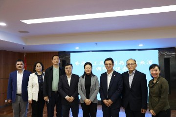 勞工及福利局副局長何啟明今日(三月三十日)訪問深圳,進一步深化港深合作。他上午拜會深圳市民政局及衛生健康委員會,就推進港深養老協作等議題交換意見。圖示(左五起)深圳市民政局局長熊瑛、何啟明、社會福利署助理署長(安老服務)陳德義、勞工及福利局首席助理秘書長(福利)羅荔丹及與會官員合照。