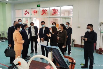 勞工及福利局副局長何啟明今日(三月三十日)訪問深圳,進一步深化港深合作。他下午到訪由香港復康會在深圳營辦的香港賽馬會深圳復康會頤康院,了解合資格長者透過「廣東院舍住宿照顧服務計劃」入住該院的情況。圖示何啟明(前排中)了解該院的復康設施。