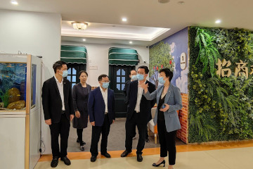 勞工及福利局副局長何啟明今日(三月三十日)訪問深圳,進一步深化港深合作。圖示何啟明(前排右二)下午視察鹽田區社會福利中心招商觀頤之家,了解為有不同需要的長者提供的服務。
