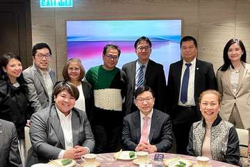 菲律賓移工部副部長Patricia Yvonne M. Caunan(前排左二)和Maria Anthonette Allones(前排右二)率領代表團訪港,就加強港菲兩地合作進行交流,並了解在港工作的菲律賓籍家庭傭工享有的權益和保障。圖示勞工及福利局局長孫玉菡(前排中)昨日(四月十四日)下午設宴歡迎代表團,並就雙方共同關心的議題交換意見。