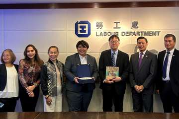 菲律賓移工部副部長Patricia Yvonne M. Caunan和Maria Anthonette Allones率領代表團訪港,就加強港菲兩地合作進行交流,並了解在港工作的菲律賓籍家庭傭工享有的權益和保障。圖示署理勞工處處長何錦標(右四)與代表團會面,詳細介紹政府就保障外傭和監管職業介紹所的工作。