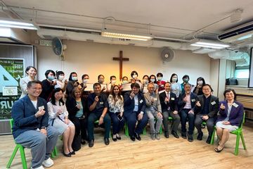 菲律賓移工部副部長Patricia Yvonne M. Caunan和Maria Anthonette Allones率領代表團訪港,就加強港菲兩地合作進行交流,並了解在港工作的菲律賓籍家庭傭工享有的權益和保障。圖示代表團今日(四月十五日)上午聯同社會福利署代表到訪基督教香港信義會沙田多元化金齡服務中心,向完成「外傭護老培訓試驗計劃」的學員頒發證書。