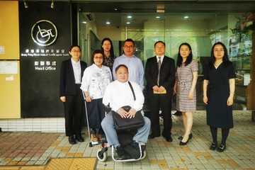 中國殘疾人聯合會(中國殘聯)維權部副主任張東旺率領由全國人民代表大會法制工作委員會和社會建設委員會及中國殘聯代表組成的港澳訪問團,過去三日(四月十七至十九日)考察香港的無障礙環境建設。訪問團昨日(四月十八日)上午到訪香港傷殘青年協會。圖示張東旺(後排右三)、協會副主席何雪梅(後排左二)與訪問團成員合照。