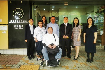 The Deputy Director General of the Rights Protection Department of the China Disabled Persons' Federation (CDPF), Mr Zhang Dongwang, led a delegation comprising representatives from the Legislative Affairs Commission and the Social Development Affairs Committee of the National People's Congress and the CDPF in its visit on the development of barrier-free environment in Hong Kong in the past three days (April 17 to 19), as part of its visit to Hong Kong and Macao. The delegation visited the Hong Kong Federation of Handicapped Youth yesterday morning (April 18). Photo shows Mr Zhang (back row, third right), the Vice-chairperson of the Federation, Ms Lolitta Ho (back row, second left) and delegation members.