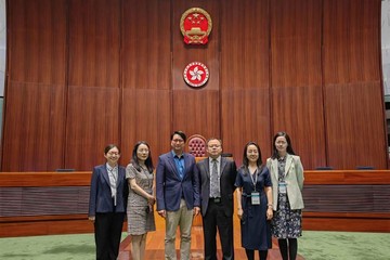中國殘疾人聯合會(中國殘聯)維權部副主任張東旺率領由全國人民代表大會法制工作委員會和社會建設委員會及中國殘聯代表組成的港澳訪問團,過去三日(四月十七至十九日)考察香港的無障礙環境建設。訪問團昨日(四月十八日)上午參觀立法會。圖示張東旺(右三)及訪問團成員與立法會福利事務委員會主席鄧家彪(右四)合照。