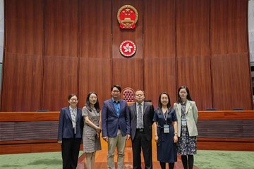 The Deputy Director General of the Rights Protection Department of the China Disabled Persons' Federation (CDPF), Mr Zhang Dongwang, led a delegation comprising representatives from the Legislative Affairs Commission and the Social Development Affairs Committee of the National People's Congress and the CDPF in its visit on the development of barrier-free environment in Hong Kong in the past three days (April 17 to 19), as part of its visit to Hong Kong and Macao. The delegation visited the Legislative Council yesterday morning (April 18). Photo shows Mr Zhang (third right) and delegation members with the Chairman of the Legislative Council Panel on Welfare Services, Mr Tang Ka-piu (fourth right).