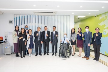中國殘疾人聯合會(中國殘聯)維權部副主任張東旺率領由全國人民代表大會法制工作委員會和社會建設委員會及中國殘聯代表組成的港澳訪問團,過去三日(四月十七至十九日)考察香港的無障礙環境建設。訪問團今日(四月十九日)下午到訪平等機會委員會。圖示張東旺(左五)及平等機會委員會主席朱敏健(左六)。