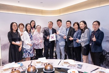 The Deputy Director General of the Rights Protection Department of the China Disabled Persons' Federation (CDPF), Mr Zhang Dongwang, led a delegation comprising representatives from the Legislative Affairs Commission and the Social Development Affairs Committee of the National People's Congress and the CDPF in its visit on the development of barrier-free environment in Hong Kong in the past three days (April 17 to 19), as part of its visit to Hong Kong and Macao. The Under Secretary for Labour and Welfare, Mr Ho Kai-ming, had lunch with the delegation this afternoon (April 19) to exchange views on deepening co-operation. Photo shows (from fifth right) Mr Ho, Mr Zhang, the Commissioner for Rehabilitation of the Labour and Welfare Bureau, Miss Vega Wong, and delegation members.