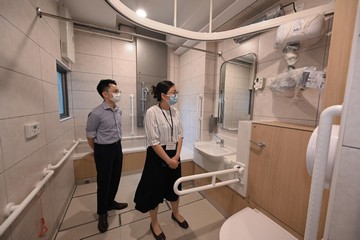 中國殘疾人聯合會(中國殘聯)維權部副主任張東旺率領由全國人民代表大會法制工作委員會和社會建設委員會及中國殘聯代表組成的港澳訪問團,過去三日(四月十七至十九日)考察香港的無障礙環境建設。訪問團於四月十七日下午到訪將於今年稍後投入服務的古洞北福利服務綜合大樓。圖示成員了解洗手間及浴室的無障礙設施。