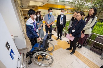 The Deputy Director General of the Rights Protection Department of the China Disabled Persons' Federation (CDPF), Mr Zhang Dongwang, led a delegation comprising representatives from the Legislative Affairs Commission and the Social Development Affairs Committee of the National People's Congress and the CDPF in its visit on the development of barrier-free environment in Hong Kong in the past three days (April 17 to 19), as part of its visit to Hong Kong and Macao. The delegation visited Hong Kong Christian Service Pui Oi School in Tuen Mun this morning (April 19). Photo shows members being briefed on its barrier-free facilities for wheelchair users.