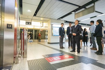 中國殘疾人聯合會(中國殘聯)維權部副主任張東旺率領由全國人民代表大會法制工作委員會和社會建設委員會及中國殘聯代表組成的港澳訪問團,過去三日(四月十七至十九日)考察香港的無障礙環境建設。圖示張東旺(前排右)及訪問團今日(四月十九日)下午到港鐵香港站了解便利殘疾人士的無障礙設施。