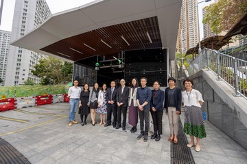 中國殘疾人聯合會(中國殘聯)維權部副主任張東旺率領由全國人民代表大會法制工作委員會和社會建設委員會及中國殘聯代表組成的港澳訪問團,過去三日(四月十七至十九日)考察香港的無障礙環境建設。圖示張東旺(左五)及訪問團今日(四月十九日)下午到葵涌視察連接大窩口道至禾塘咀街的全港首個公共斜道升降機系統。