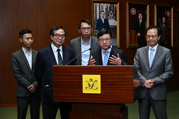 The Secretary for Labour and Welfare, Mr Chris Sun, and Legislative Council (LegCo) Members representing employers and employees met the media after the passage of the Occupational Safety and Occupational Health Legislation (Miscellaneous Amendments) Bill 2022 by the LegCo this afternoon (April 19). Photo shows (from left) Mr Lam Chun-sing, Mr Lo Wai-kwok, Mr Sun, the Chairman of the Bills Committee, Mr Luk Chung-hung, and Mr Chan Siu-hung.
