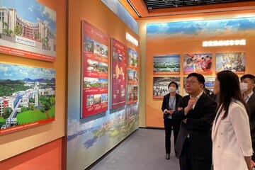 勞工及福利局局長孫玉菡今日(四月二十四日)上午率領香港社福界考察團在廣東省訪問期間,到訪前海國際會議中心。圖示孫玉菡(前排左)了解前海的最新規劃及發展。