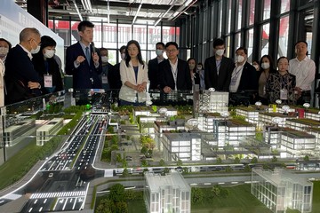 勞工及福利局局長孫玉菡今日(四月二十四日)上午率領香港社福界考察團在廣東省訪問期間,到訪前海深港青年夢工場。圖示孫玉菡(前排左五)聽取人員介紹進駐的初創企業,以及為青年提供的創業支援。