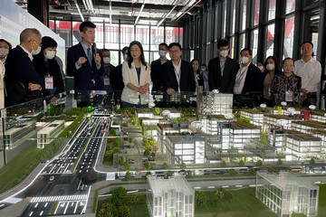 The Secretary for Labour and Welfare, Mr Chris Sun, led the Hong Kong social welfare sector delegation in a visit to Guangdong and visited the Qianhai Shenzhen-Hong Kong Youth Innovation and Entrepreneur Hub this morning (April 24). Photo shows Mr Sun (front row, fifth left) being briefed on start-up companies in the Hub and its entrepreneurial support for youths.